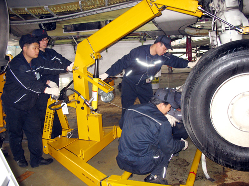 成都维修基地“青年文明号”起落架拆装打硬仗
