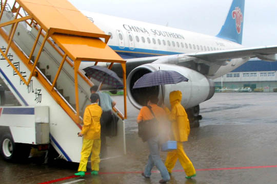 雷暴考验服务水平 南航地服真情赢得旅客理解