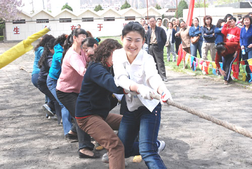东航甘肃分公司举办迎“五一”拔河比赛活动