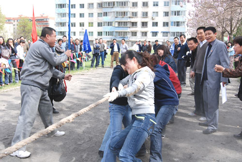 东航甘肃分公司举办迎“五一”拔河比赛活动
