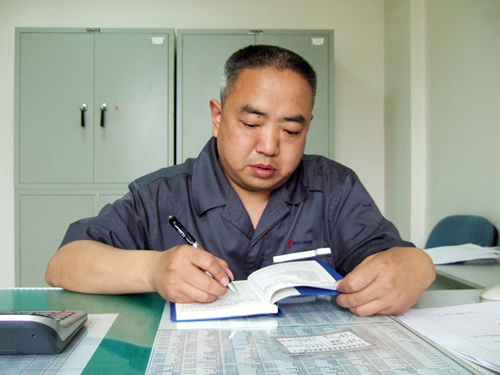 记国航工程技术成都维修基地优秀职工曾健