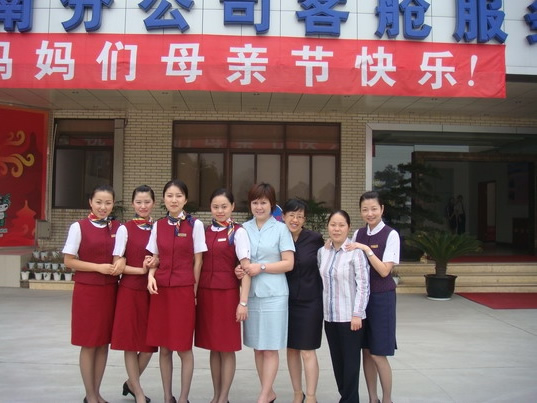 国航西南客舱部母亲节亲切慰问乘务员妈妈