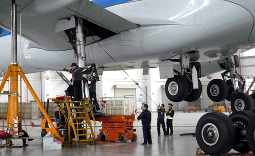 成都维修基地首次异地更换A340飞机起落架封圈