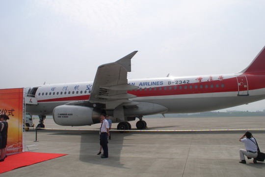 川航“重庆号”入渝　向重庆直辖十周年献礼