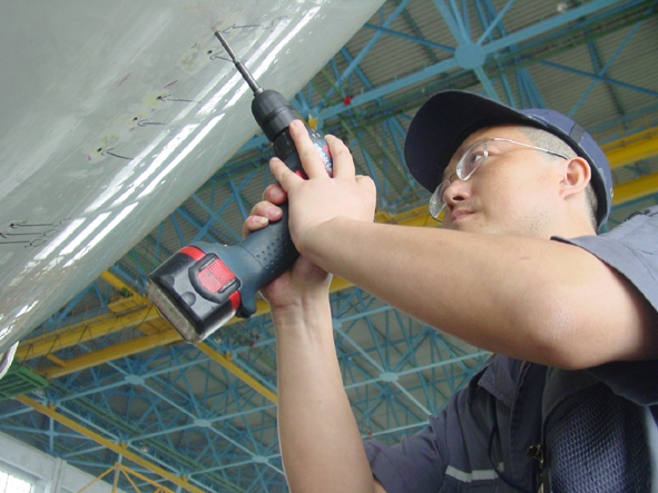 国航成都维修基地紧急抢修飞机雷击烧蚀点