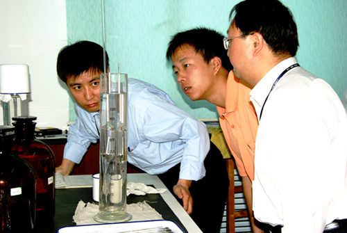 南航新疆航务部认真学习新航油密度计量方法