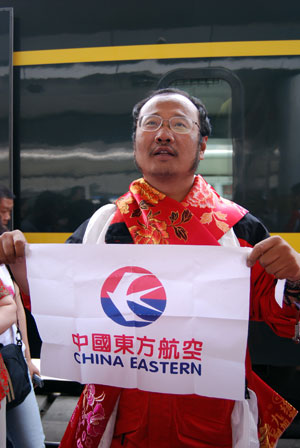 东航甘肃分公司员工袁玮成功登珠峰胜利归来
