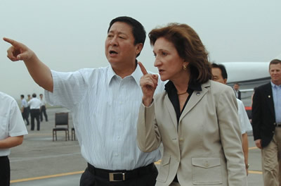 杨元元等陪同美联邦航空局局长访民航飞行学院