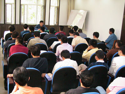 南航新疆分公司飞行部二大队组织业务学习