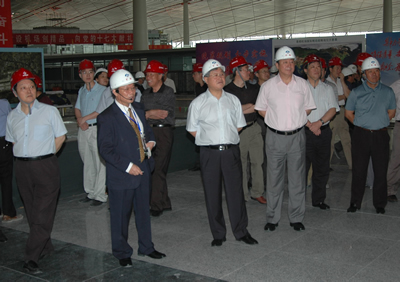 杨元元陪同建设部部长视察首都机场扩建工程