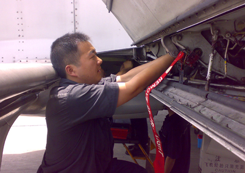 记成都维修基地员工改装B2530飞机大翼导线