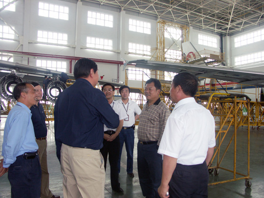东航集团总裁李丰华一行视察东航甘肃维修部