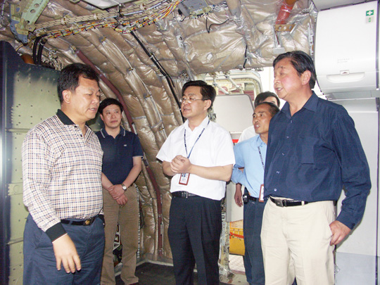 东航集团总裁李丰华一行视察东航甘肃维修部