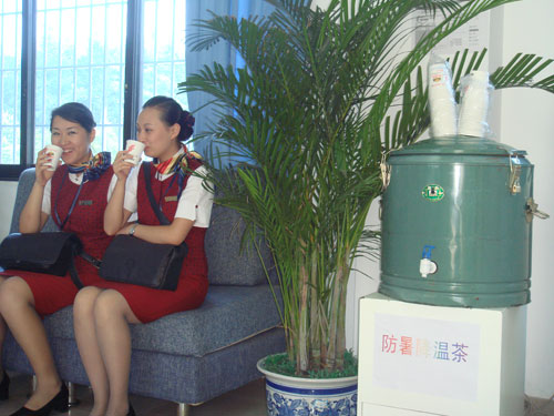 国航西南分公司工会积极开展为职工送凉爽活动