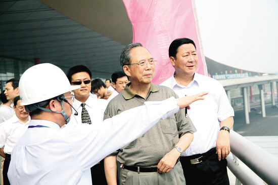 杨元元陪同曾培炎副总理视察首都机场3#航站楼