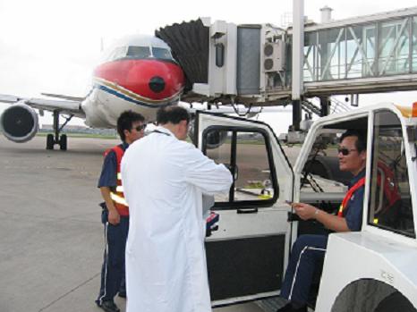 东航宁波公司卫生科同志为机务人员送降温物品