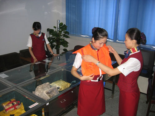 国航西南客舱服务部设立机上应急设备陈列室