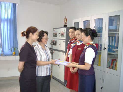 国航西南客舱部八一建军节前慰问军人家属