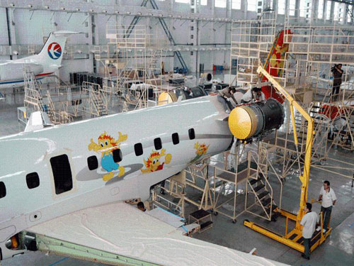 安博威为海航生产的首架ERJ145客机完成喷漆