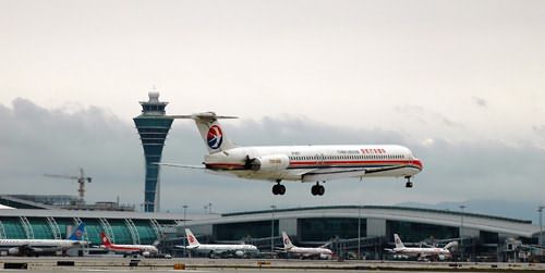 广州白云机场东、西到达厅启用电子信息牌