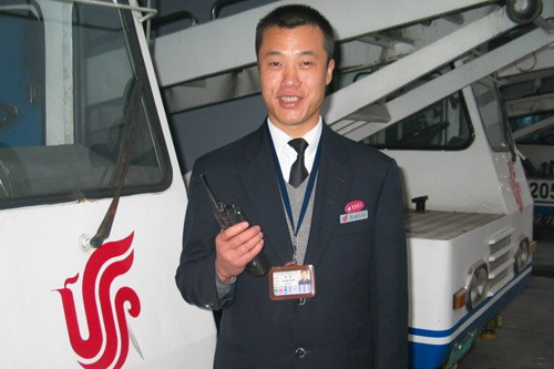 记国航股份西南分公司摆渡车驾驶员邓军同志