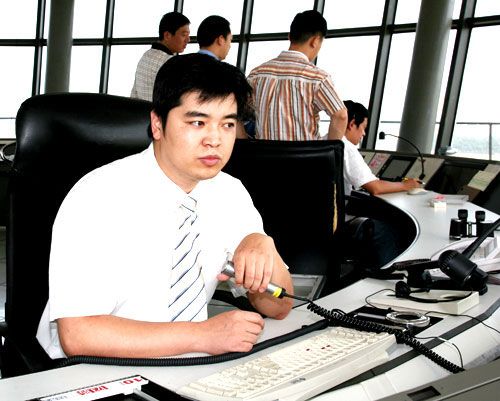 记全国优秀共青团员大连空管中心管制员李卓