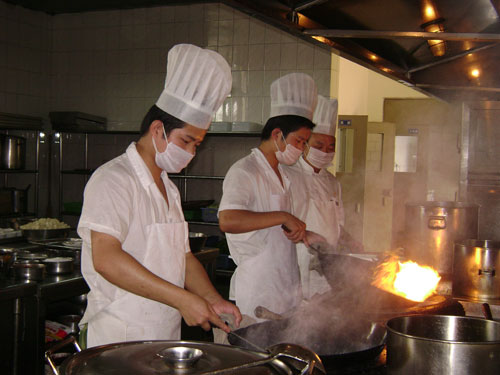 国航西南分公司认真做好夏季餐食保餐工作
