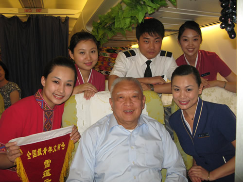 主席金秋新疆行，南航“蓝天”“雪莲”送温馨