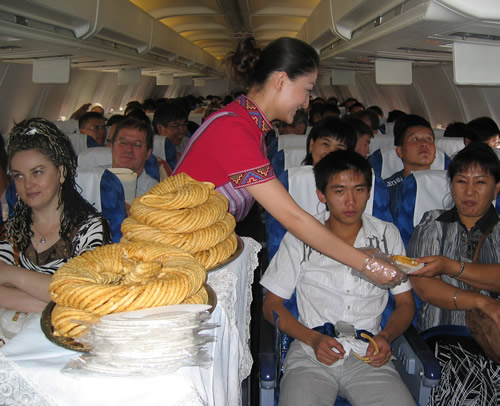 南航新疆“彩云示范乘务组”用心服务乌洽会