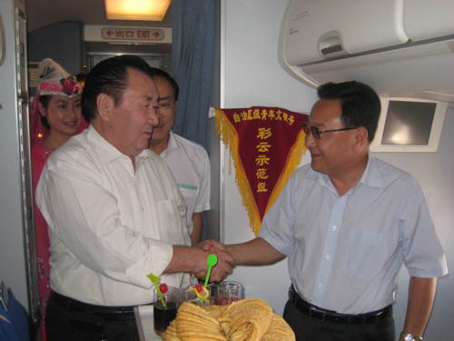 南航新疆“彩云示范乘务组”用心服务乌洽会