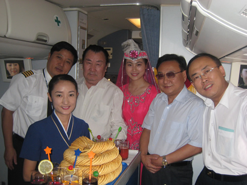 南航新疆“彩云示范乘务组”用心服务乌洽会