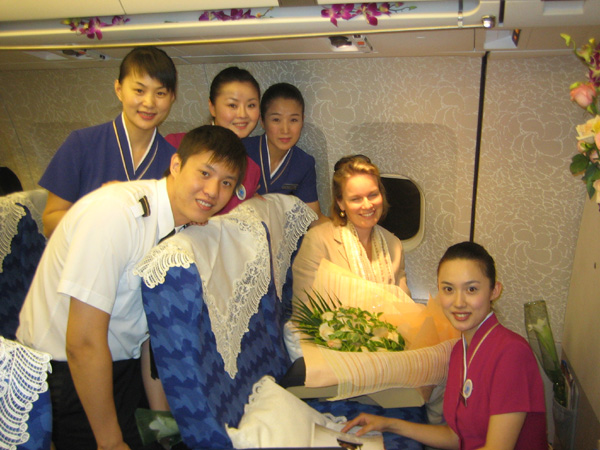 南航大连分公司客舱部喜迎达沃斯乘务展风采