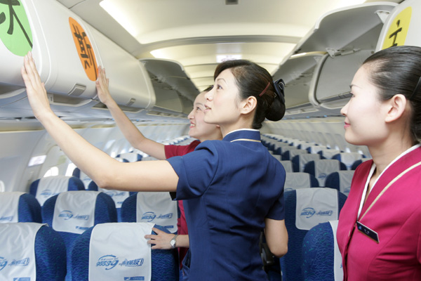 南航大连分公司客舱部喜迎达沃斯乘务展风采