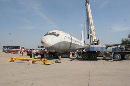 残损飞机搬移演练活动在中国民航大学举行
