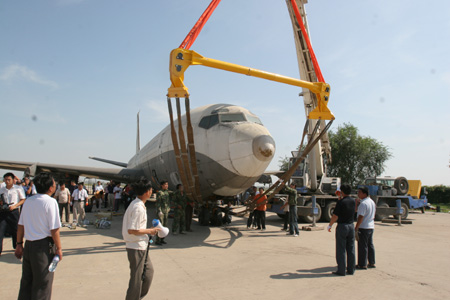 残损飞机搬移演练活动在中国民航大学举行