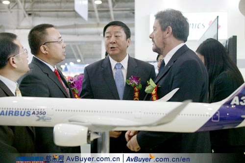 杨元元局长参观空中客车公司展台