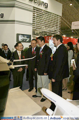 杨元元局长参观空中客车公司展台
