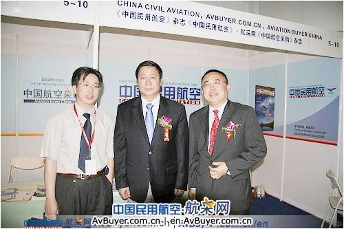 杨元元为第12届北京航展开幕式剪彩并参观展览