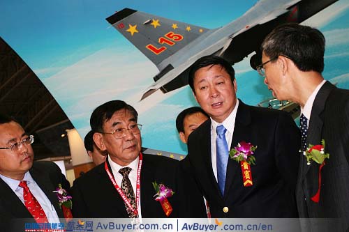 杨元元为第12届北京航展开幕式剪彩并参观展览