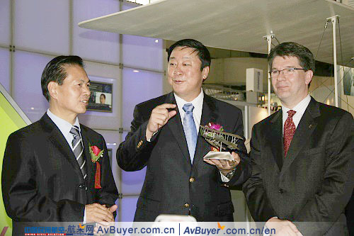 杨元元为第12届北京航展开幕式剪彩并参观展览