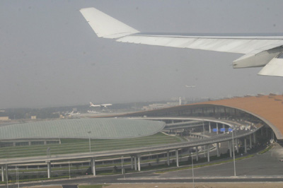 首都机场3跑道运行试飞成功 杨元元现场检查