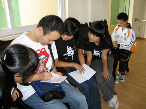 国航成都维修基地团员与聋哑儿童共度中秋