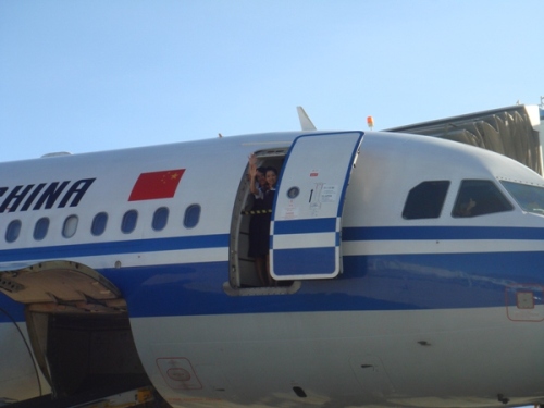 国航西南和谐机组将祖国国旗飘扬在世界之颠
