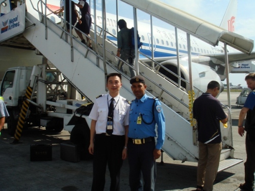 国航西南和谐机组将祖国国旗飘扬在世界之颠