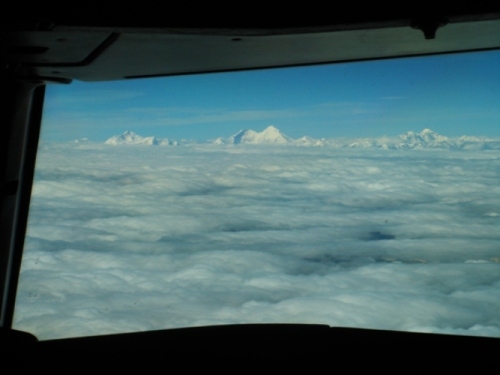 国航西南和谐机组将祖国国旗飘扬在世界之颠