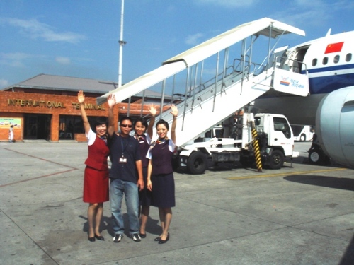 国航西南和谐机组将祖国国旗飘扬在世界之颠