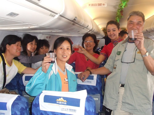 南航新疆分公司“民族之花” 在国庆节绽放