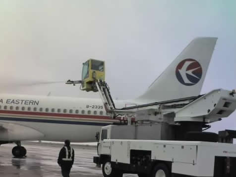 东航甘肃维修部干部职工战风雪斗寒潮保畅通