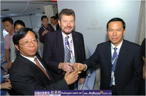 空客A380首次在广州进行载人试飞