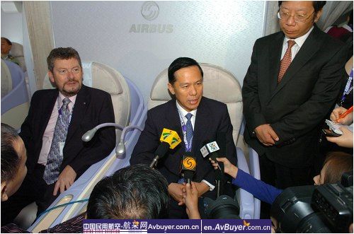 空客A380首次在广州进行载人试飞
